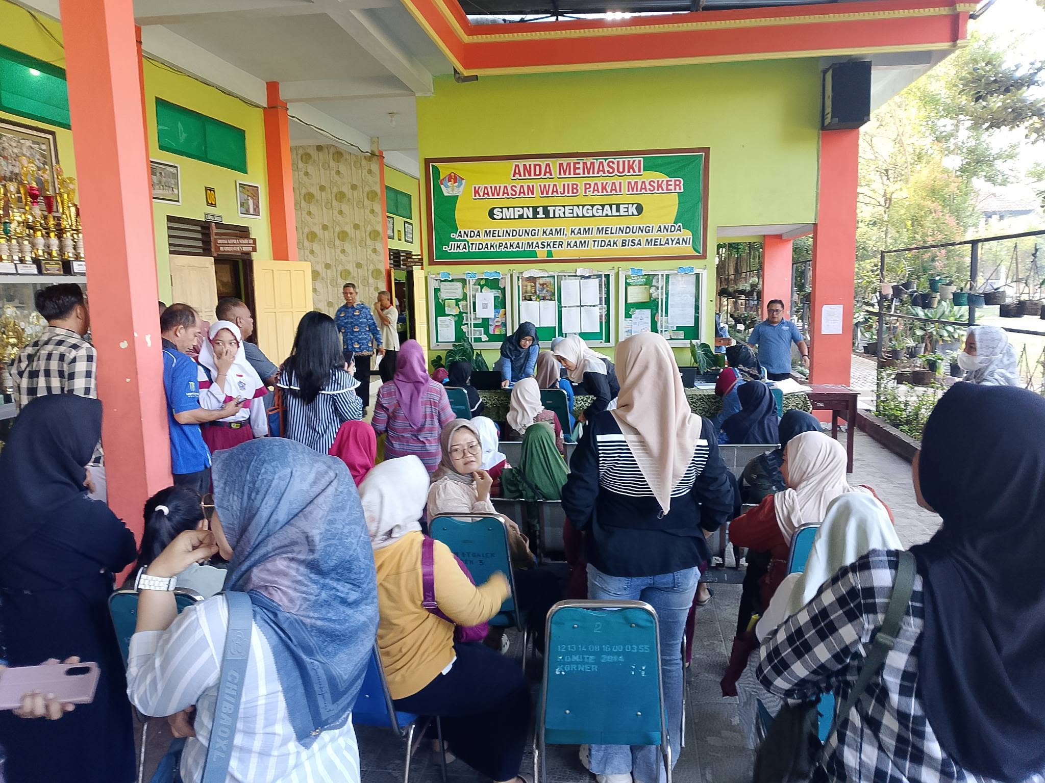 Ratusan Pendaftar Serbu SMPN 1 Trenggalek di Hari Pertama Pendaftaran SPMB Jalur Domisili Ratusan Pendaftar Serbu SMPN 1 Trenggalek di Hari Pertama Pendaftaran SPMB Jalur Domisili