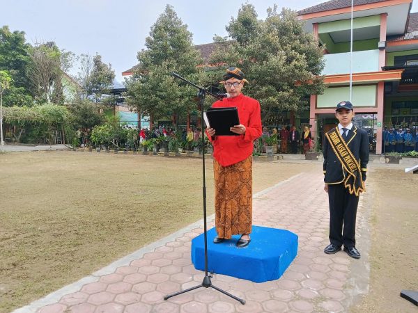 Khidmat! Upacara HUT ke-81 RI di SMP Negeri 1 Trenggalek, Pascakra SNESA Sukses Kibarkan Sang Merah Putih