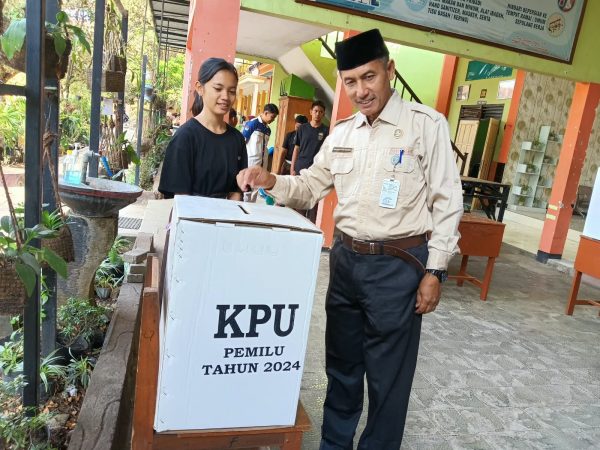 Pemilihan Ketua OSIS SMPN 1 Trenggalek 2026 Berlangsung Demokratis, M. Amir Mahmud Lakukan Pencoblosan Pertama