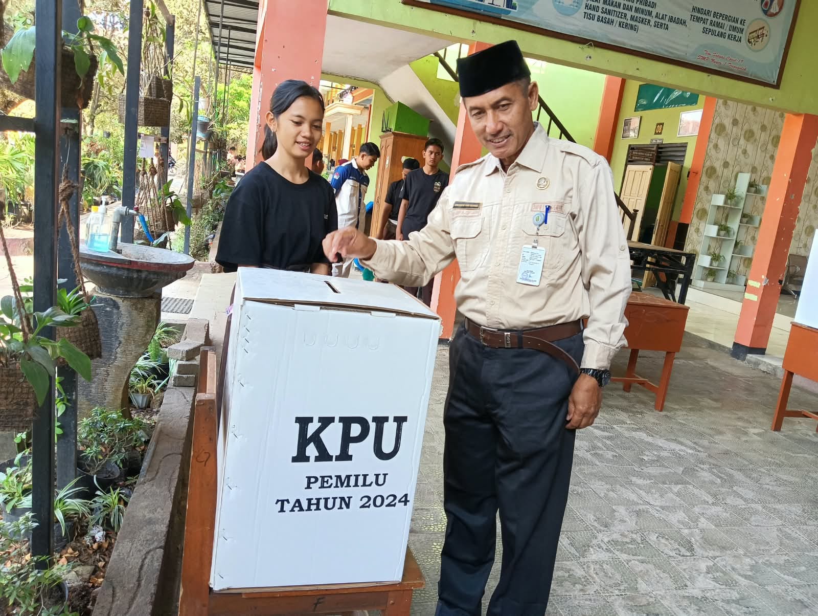 Pemilihan Ketua OSIS SMPN 1 Trenggalek 2026 Berlangsung Demokratis, M. Amir Mahmud Lakukan Pencoblosan Pertama Pemilihan Ketua OSIS SMPN 1 Trenggalek 2026 Berlangsung Demokratis, M. Amir Mahmud Lakukan Pencoblosan Pertama
