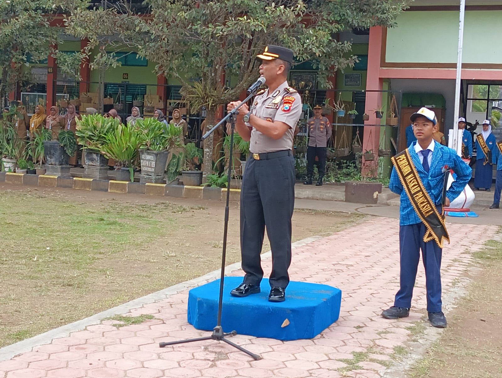 Kompol Suyono, Sampaikan Pesan Inspiratif dalam Upacara Bendera di SMPN 1 Trenggalek Kompol Suyono, Sampaikan Pesan Inspiratif dalam Upacara Bendera di SMPN 1 Trenggalek